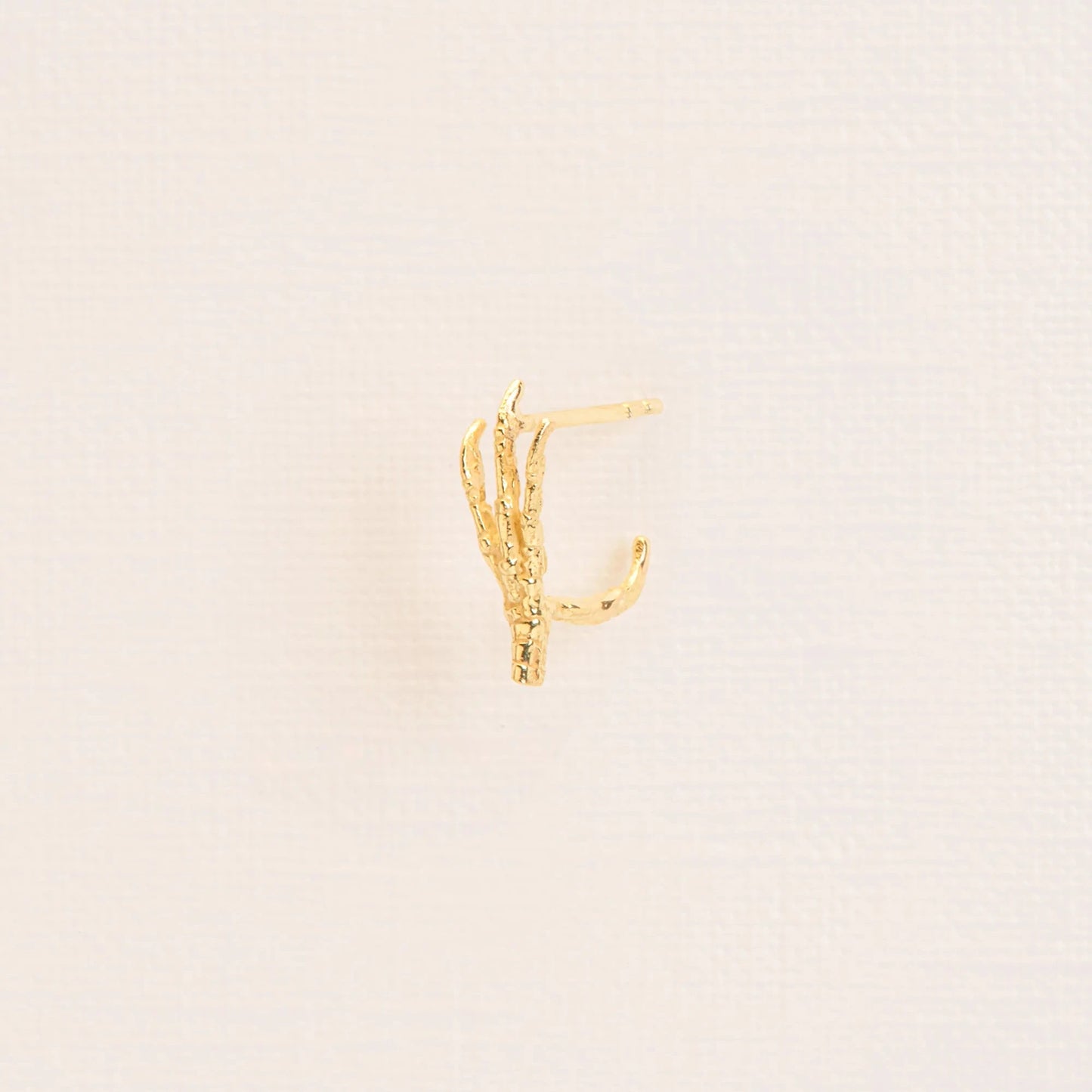 Single signature grigri stud earring in 18 ct. gold