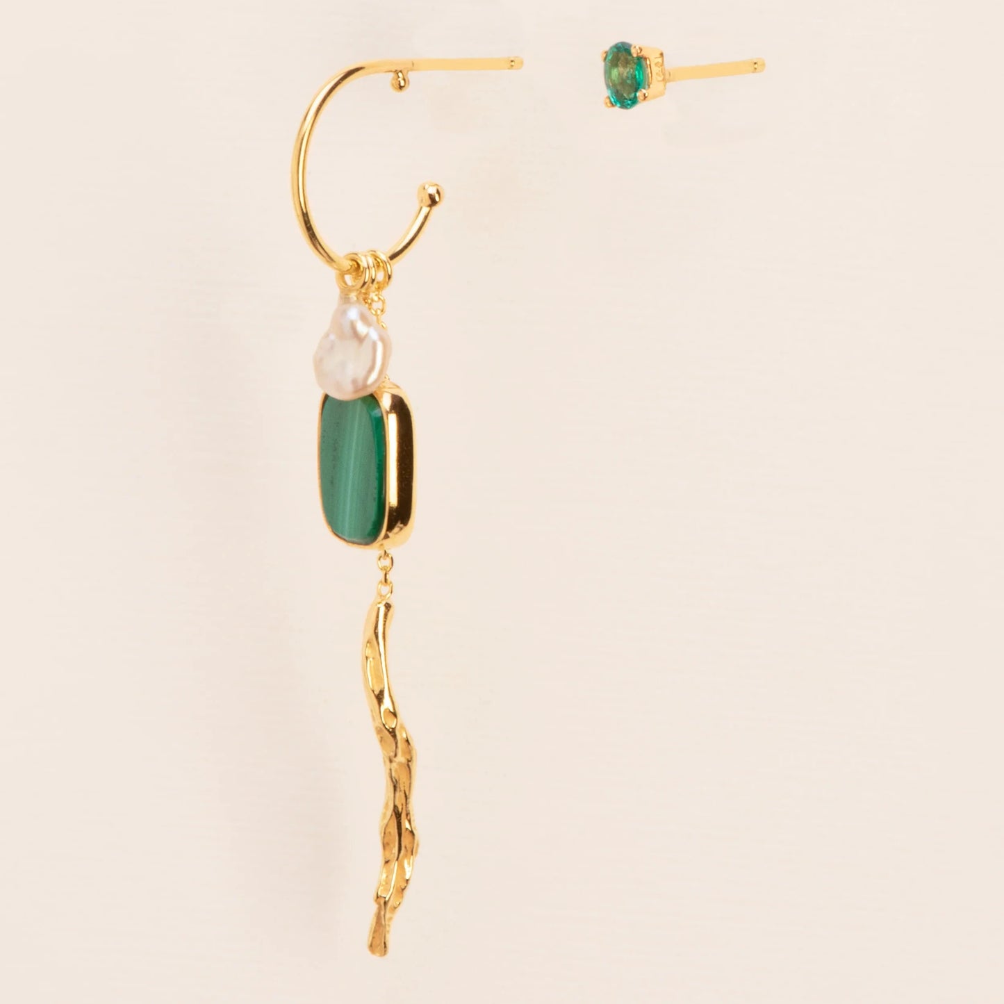 Asymmetric earring with branch-shaped pendant, malachite, pearl and emerald in 18 ct. gold