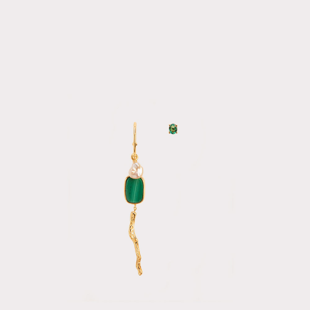 Asymmetric earring with branch-shaped pendant, malachite, pearl and emerald in 18 ct. gold