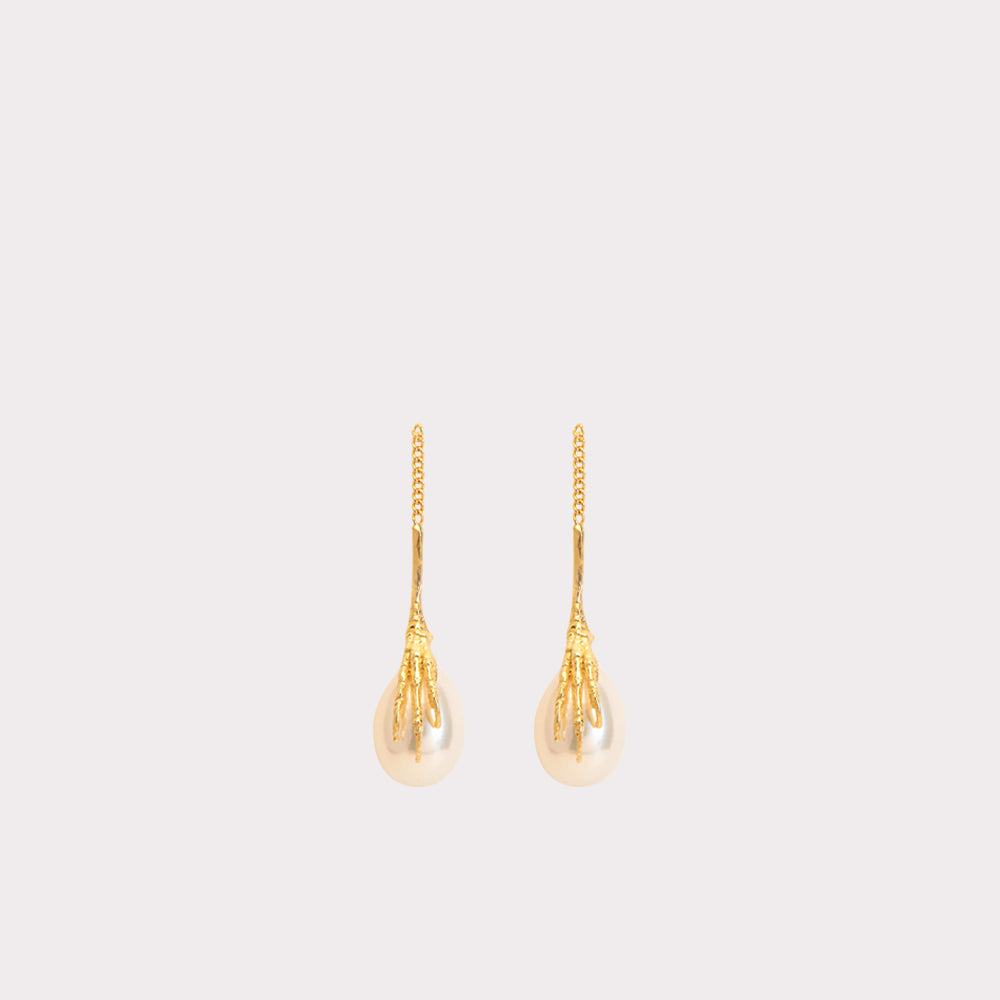 Long signature grigri stud earrings clasping a pearl in 18 ct. gold