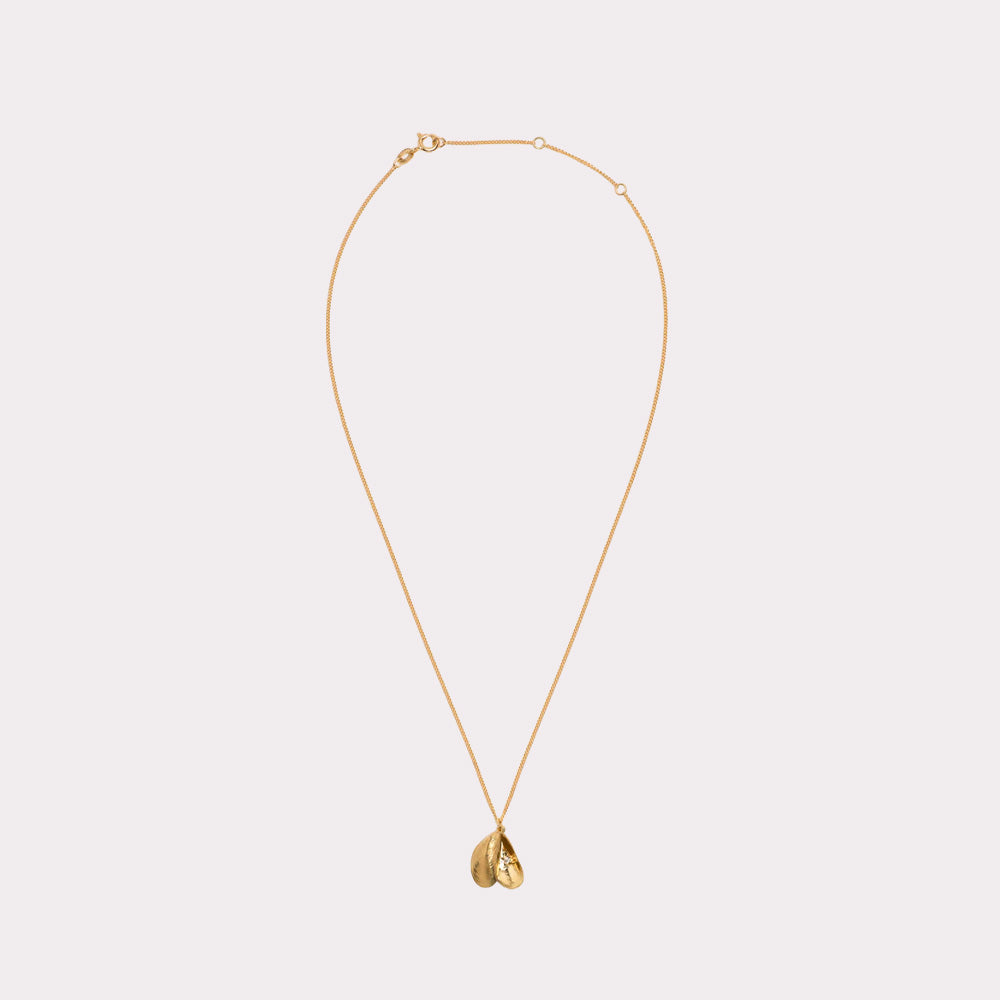 Necklace with mussel pendant and diamond in 18 ct. gold