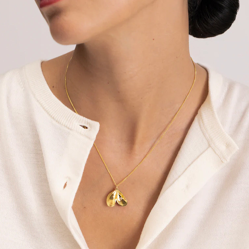 Necklace with mussel pendant and diamond in 18 ct. gold