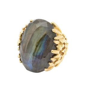 Feather textured ring with labradorite in Gold